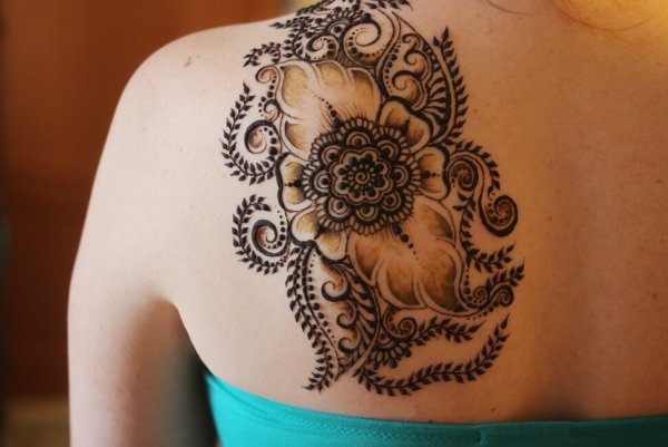 Рисование хной по телу
