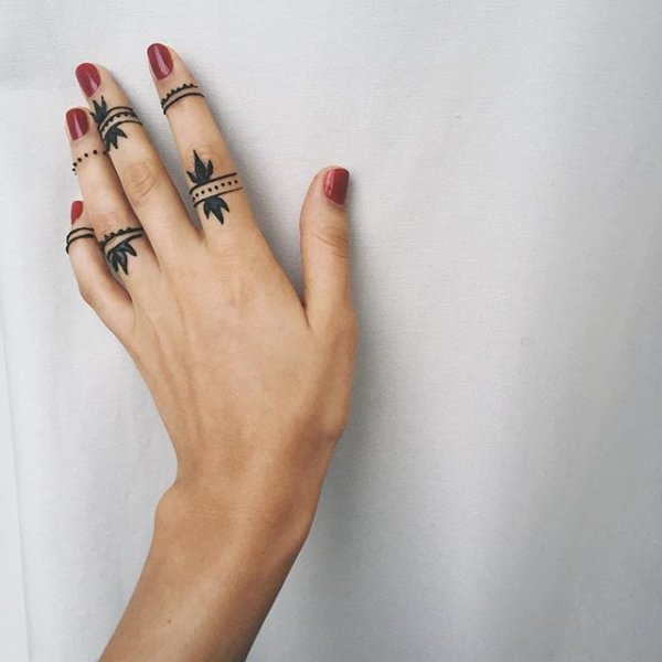 Мехенди кольца на пальцах