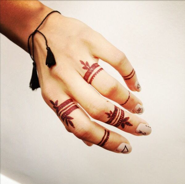 Кольцо хной на пальце