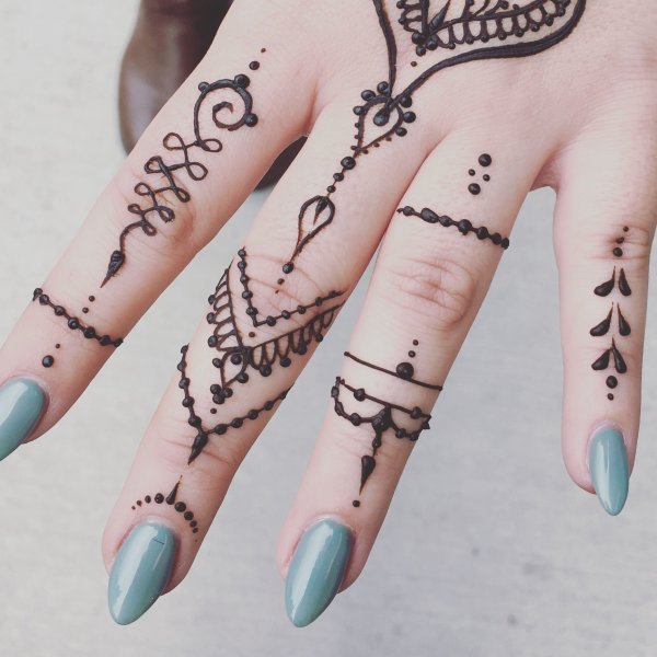 Хна на пальцах