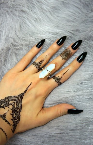 Тату мехенди на пальцах