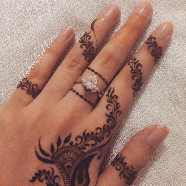 Хна на пальцах