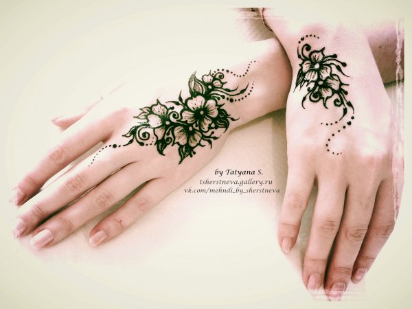 Мехенди на руке веточка