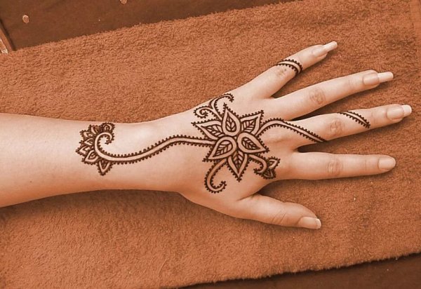 Мехенди на руке легкие