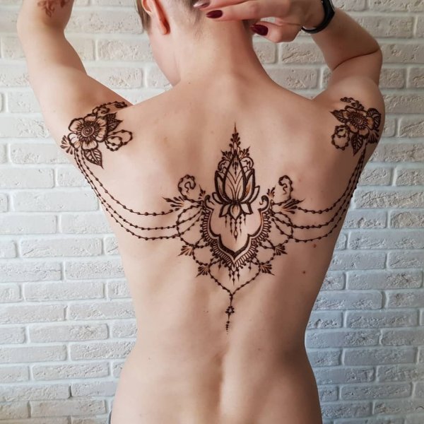 Тату хной на спине