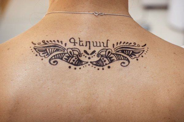 Надписи хной на шее