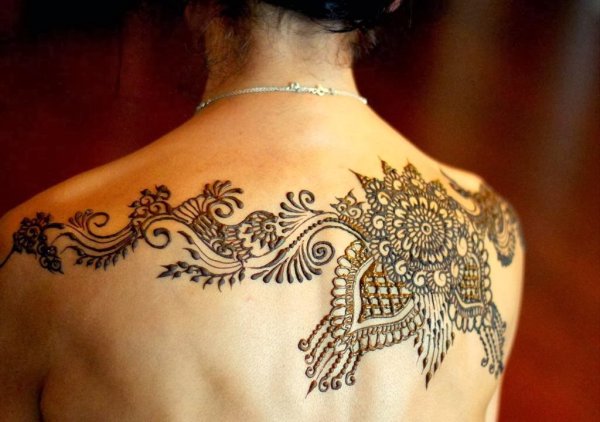 Рисунок хной на спине мужчины