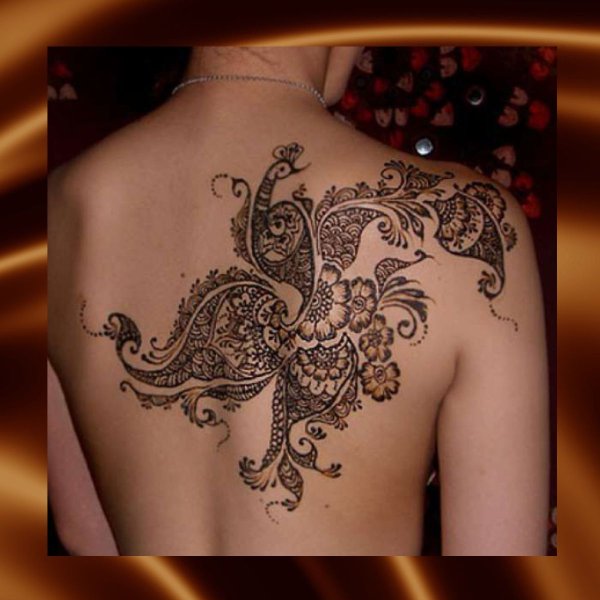 Рисунок хной на лопатке