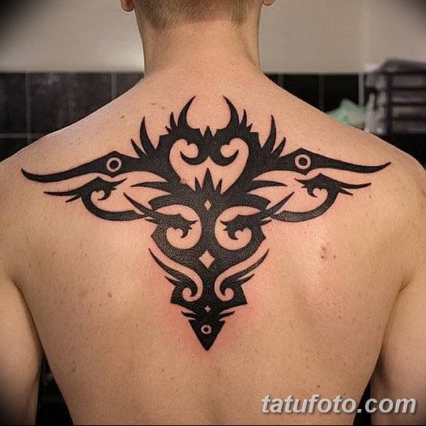 Тату в стиле трайбл мужские на спине