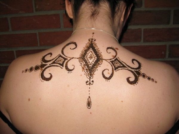 Татуировки хной на шее