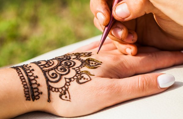 Рисунки на коже хной