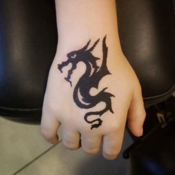 Тату хной дракон