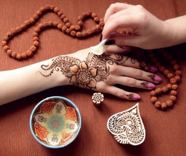 Узоры мехенди на животе