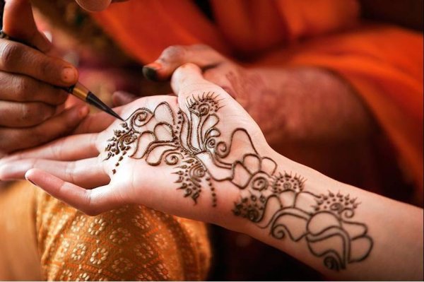 Роспись хной на животе