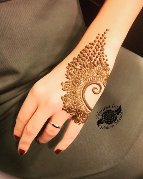 Мехенди на тыльной стороне руки
