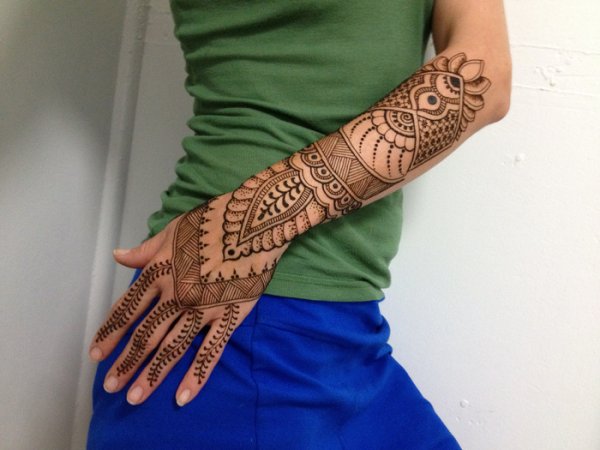 Тату хной на руке до локтя