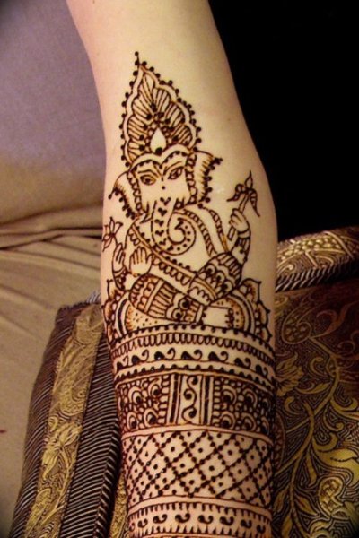 Тату на предплечье в индийском стиле