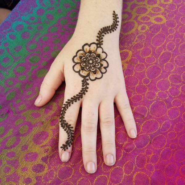 Мехенди на руке