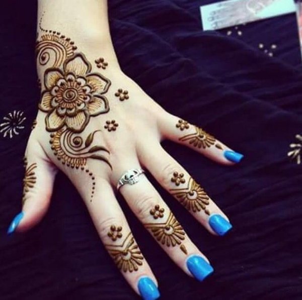 Красивое мехенди на руке для начинающих