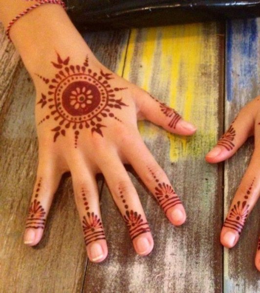 Мехенди солнце на руке