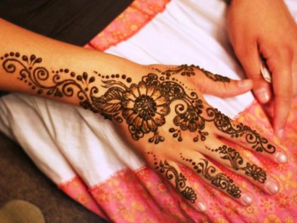 Роспись хной на теле смывается