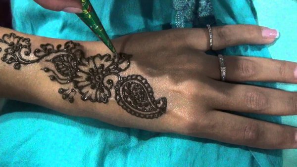 Тату хной на пояснице