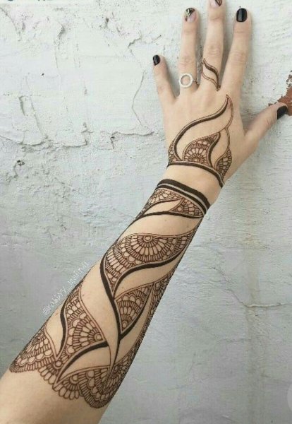Мехенди на руке предплечье