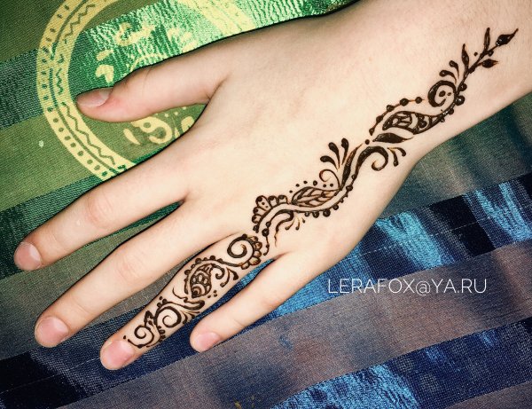 Рисунок хной на руке до локтя