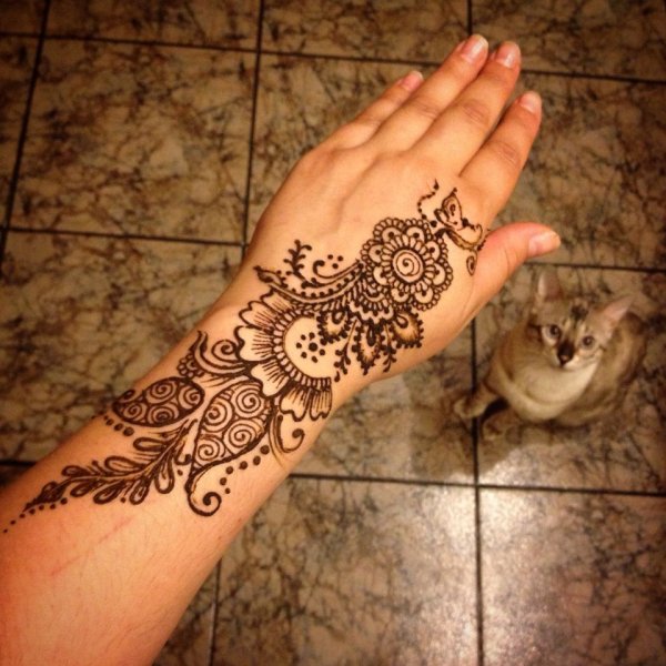 Мехенди на внутренней стороне руки