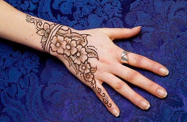 Хина на руке