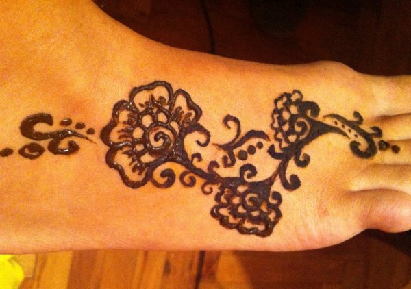 Рисунки на коже хной