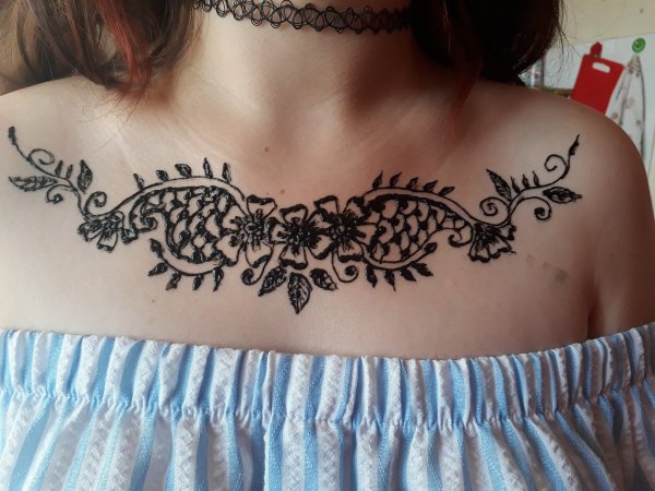 Роспись хной на шее