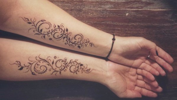 Рисунки хной на запястье