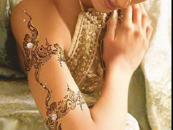 Мехенди на теле золотистый