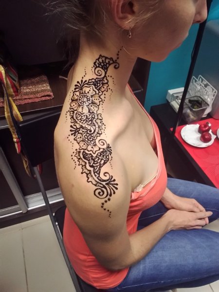 Мехенди на плече женские