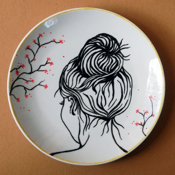 Тарелка с графическим рисунком