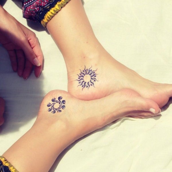 Тату хной на ноге легкие