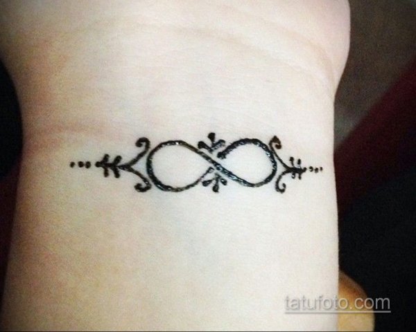 Маленькие тату хной на запястье