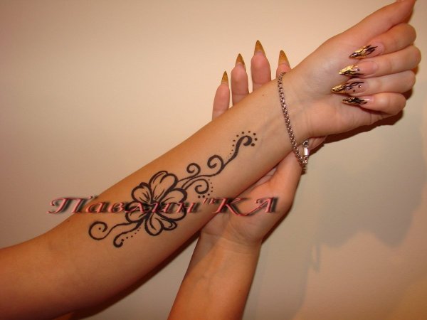 Надписи хной на руке