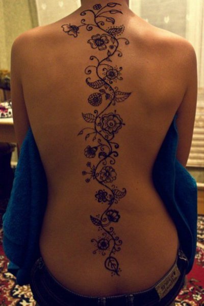 Узоры хной на спине легкие