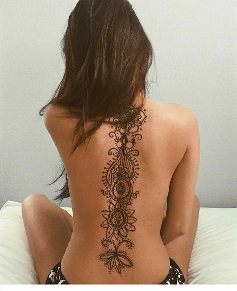 Мехенди по позвоночнику