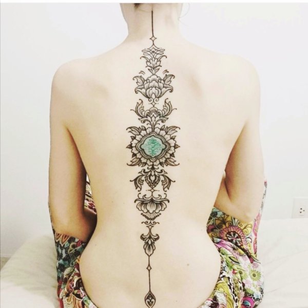 Тату на позвоночнике женские