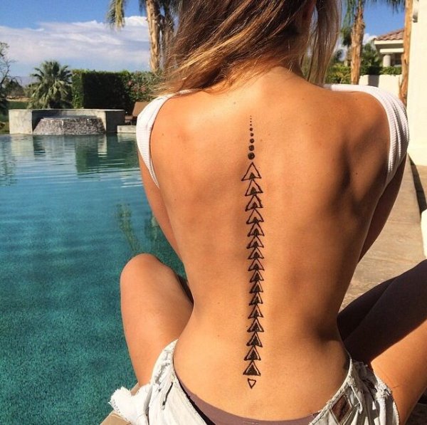 Тату на спине по позвоночнику