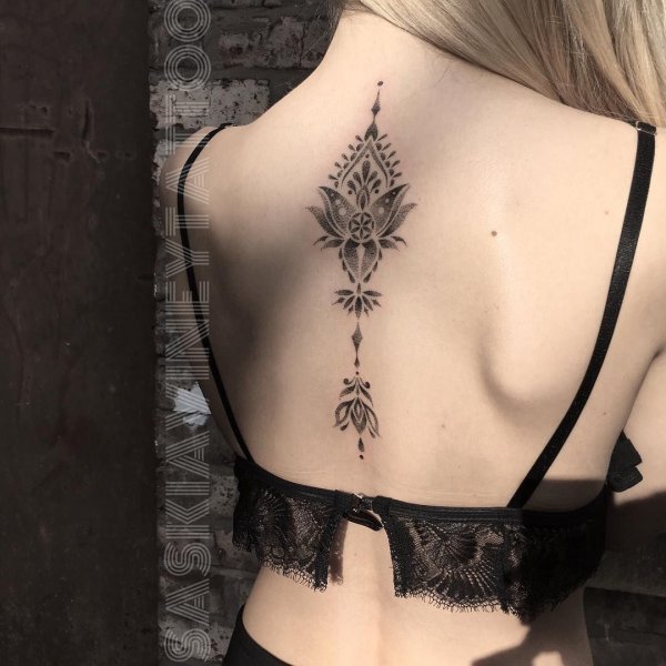 Мехенди на спине вдоль позвоночника