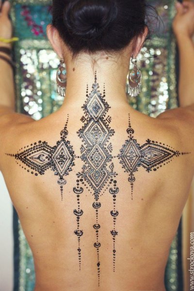 Мехенди на спине женские