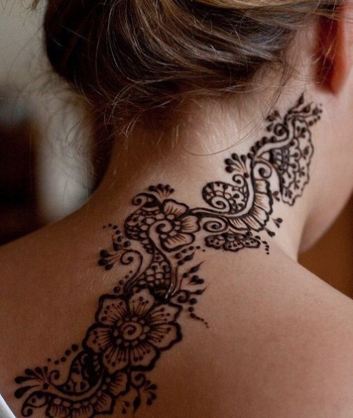 Лотос хной на спине