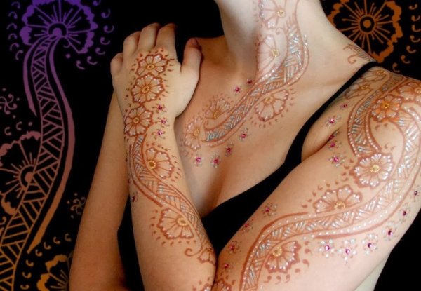 Тату мехенди на шее