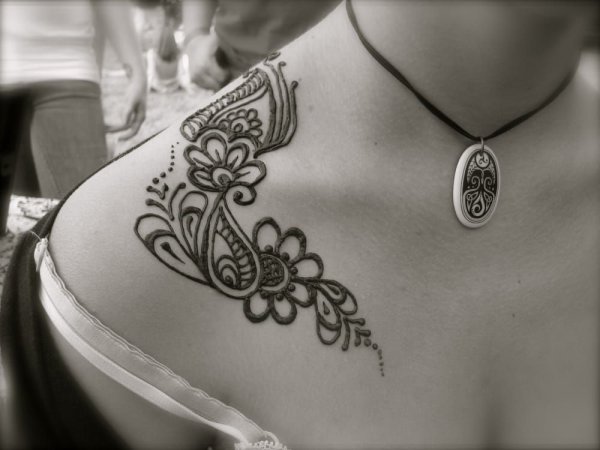 Тату хной на ключице