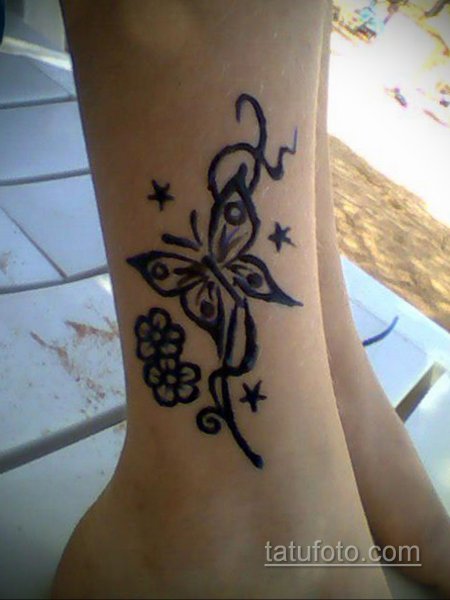 Мехенди бабочка на ноге