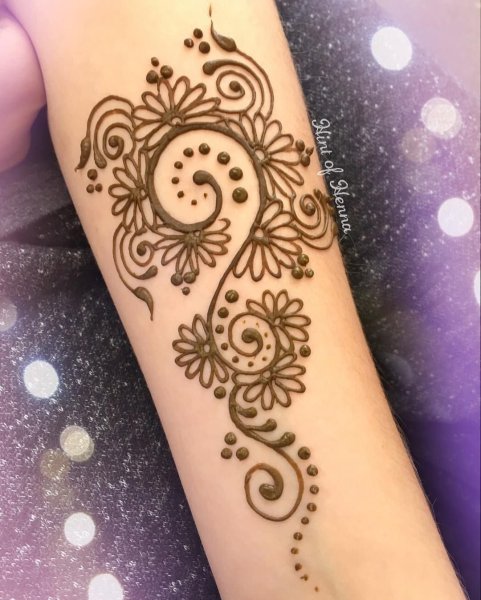 Рисунок хной на руке легкий